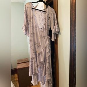 Trend! Perfect lavender ruffled floral wrap dress